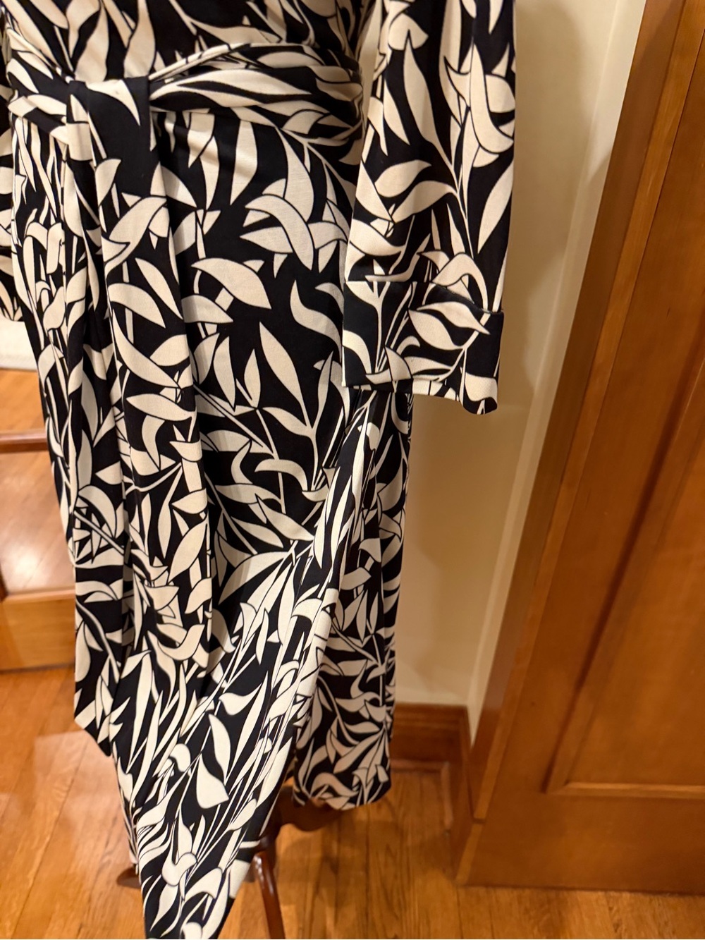 Diane Von Furstenberg Black and Cream Leaf-Print Silk Midi Wrap Dress - Picture 4 of 14